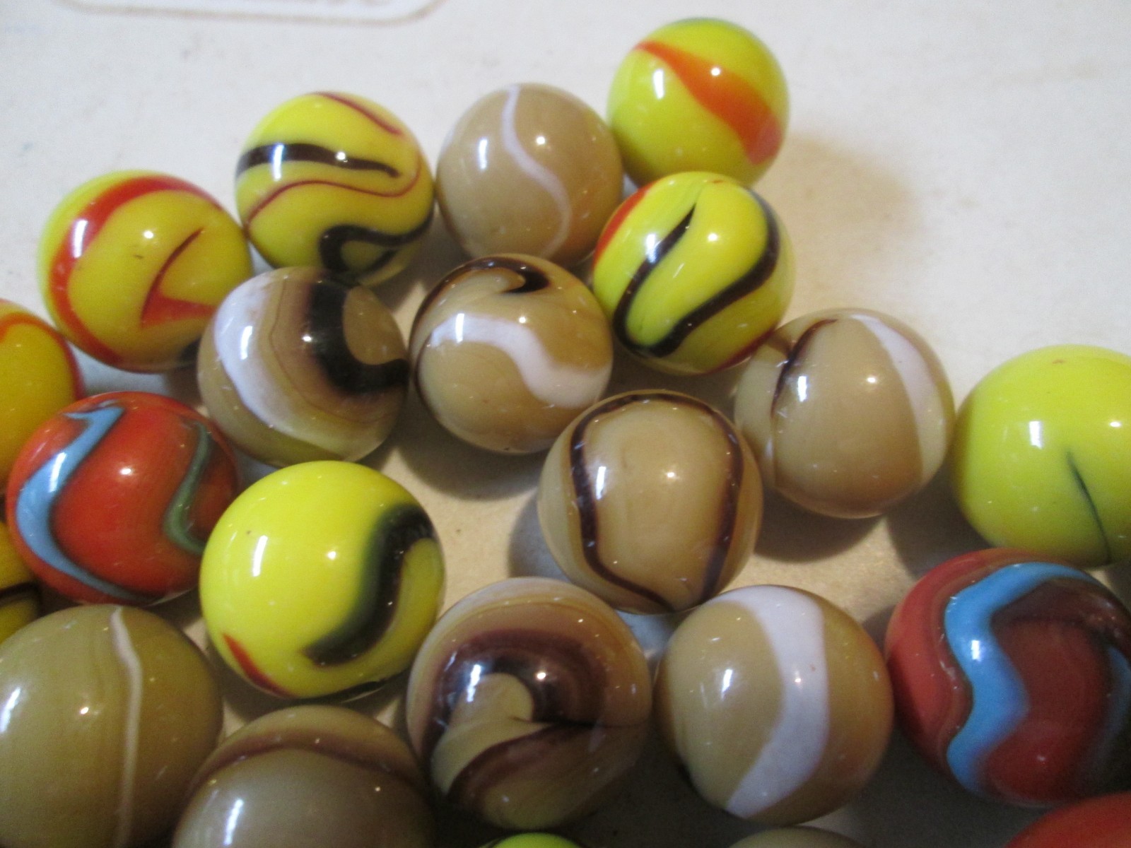 LOT OF 75 VINTAGE Swirl Marbles SOME CATSEYE SHOOTER SOME DIFFERENT COLORS