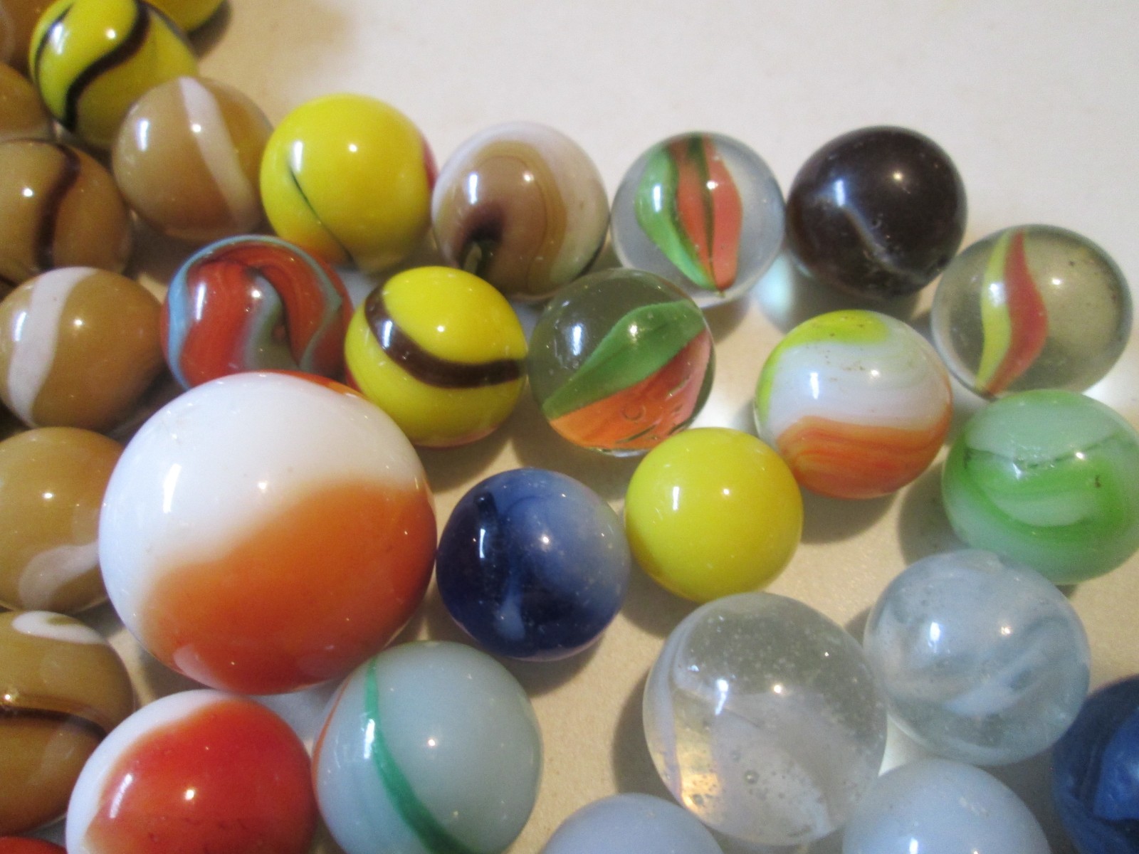 LOT OF 75 VINTAGE Swirl Marbles SOME CATSEYE SHOOTER SOME DIFFERENT COLORS