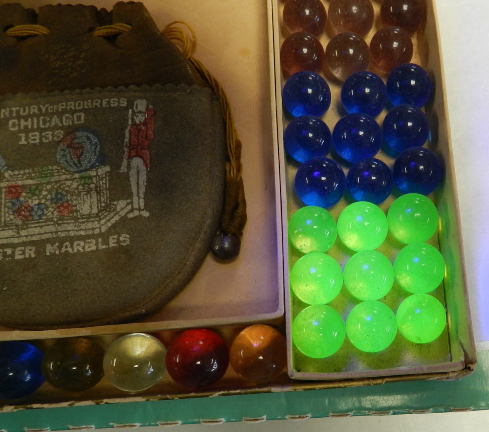 #20459m Vintage Master Marble 1933 Worlds Fair Box With Marbles and Original Bag