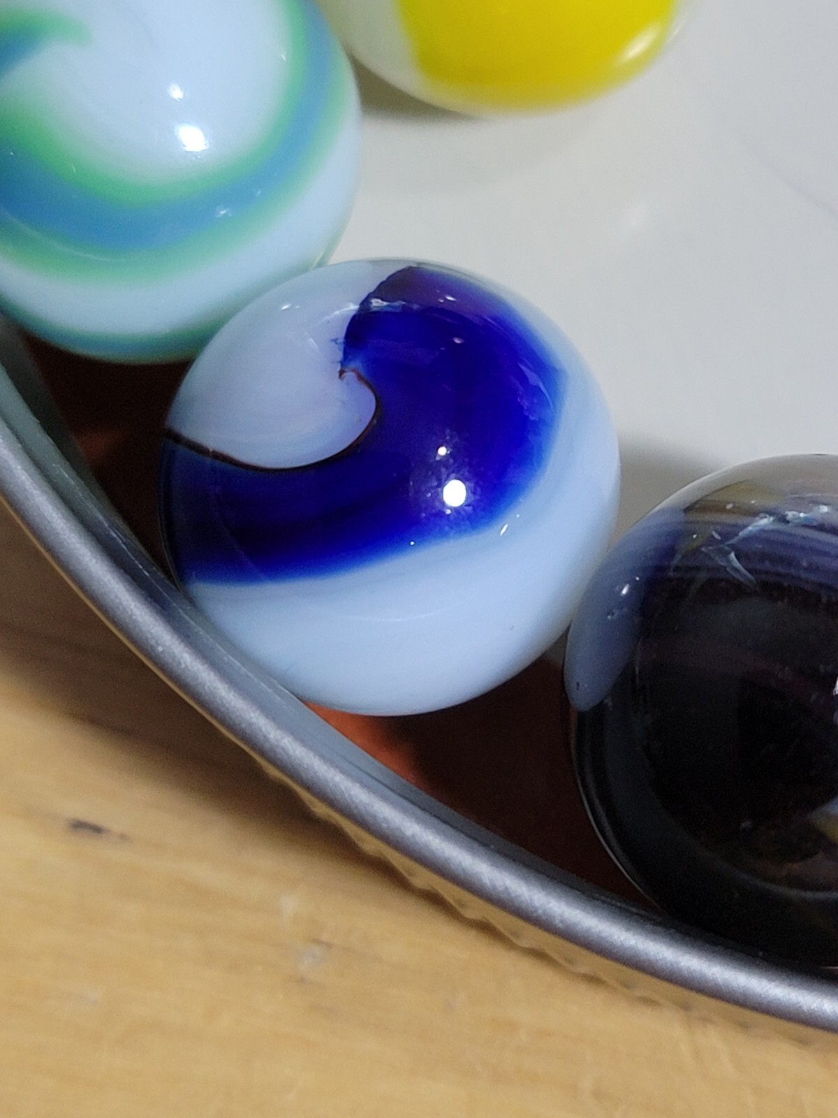 AMAZING LOT (8) AKRO AGATE PRIZE NAME/ONYX CORKSCREW SWIRL ~ .600″ NM +/- 6B/61