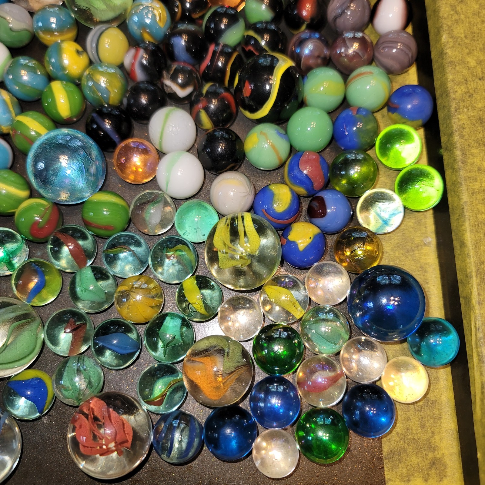 Antique /Vintage Marbles Lot Of 214 Including 25 Shooters. Sizes From 1/2″-1″.
