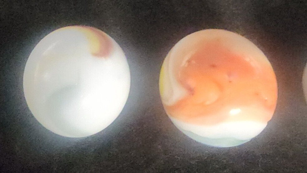 4 VINTAGE 1 INCH LARGE SHOOTER WHITE MILK GLASS MARBLES PASTEL SWIRL BURNT ZEBRA
