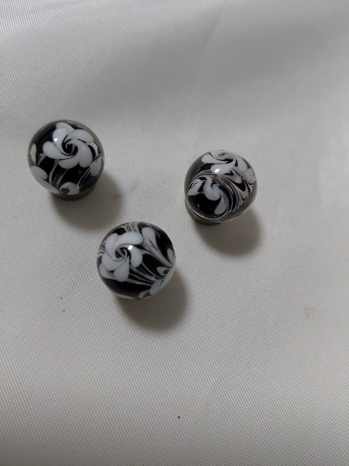 3 22mm HOCUS POCUS flower Handmade art glass BLACK/WHITE Marble 7/8″ w/stand