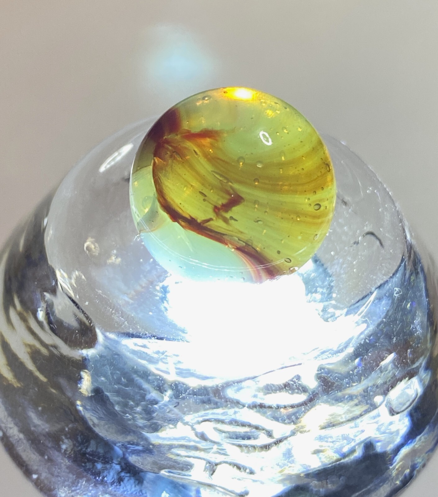CLEAR BASE TRILIGHT BUTTERMILK VITRO AGATE OXBLOOD .59″ NM + – BLOW-HOLES MF27