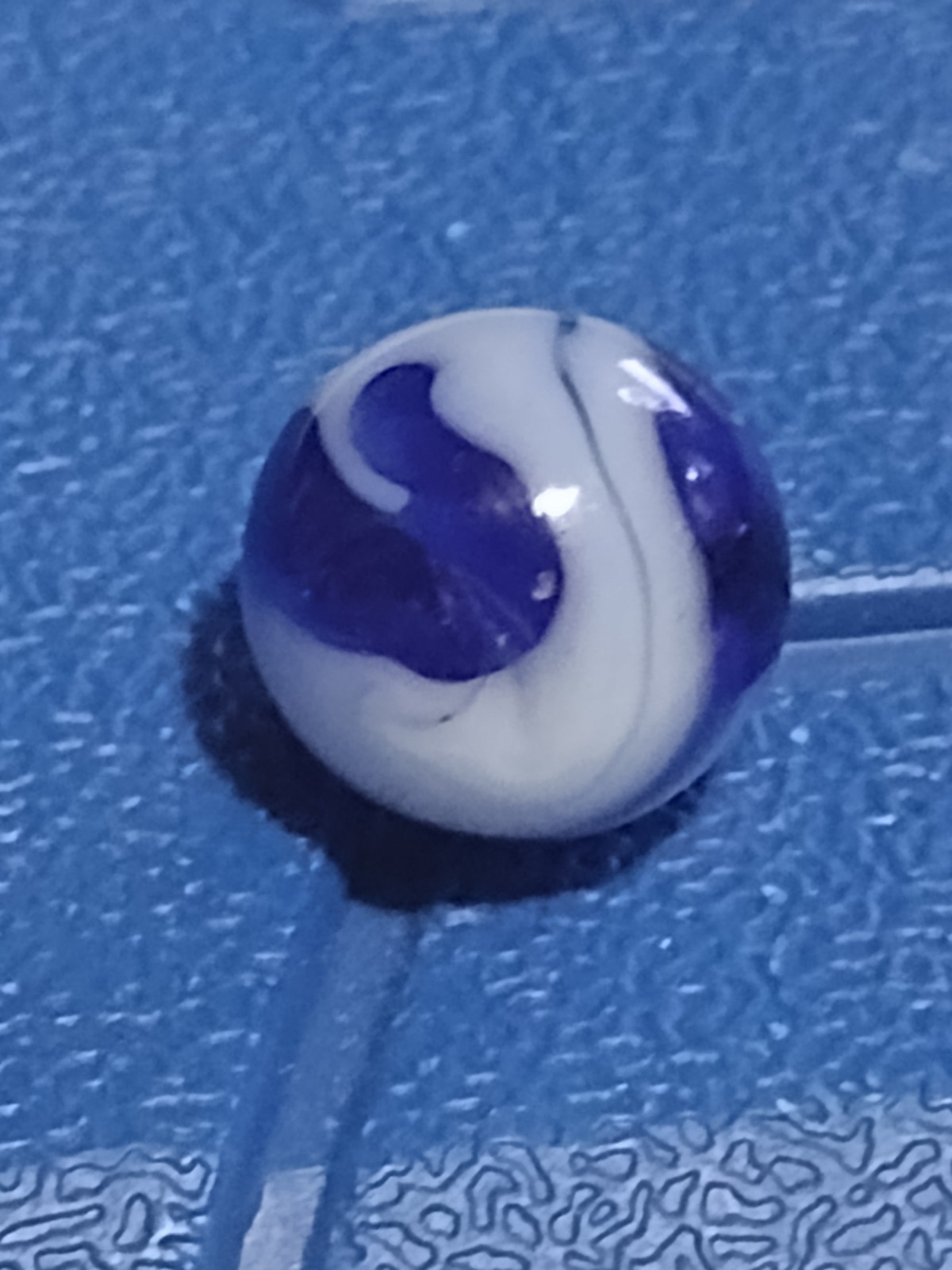 🎁Vintage Blue & White Swirl Marble .62 Very Good Condition