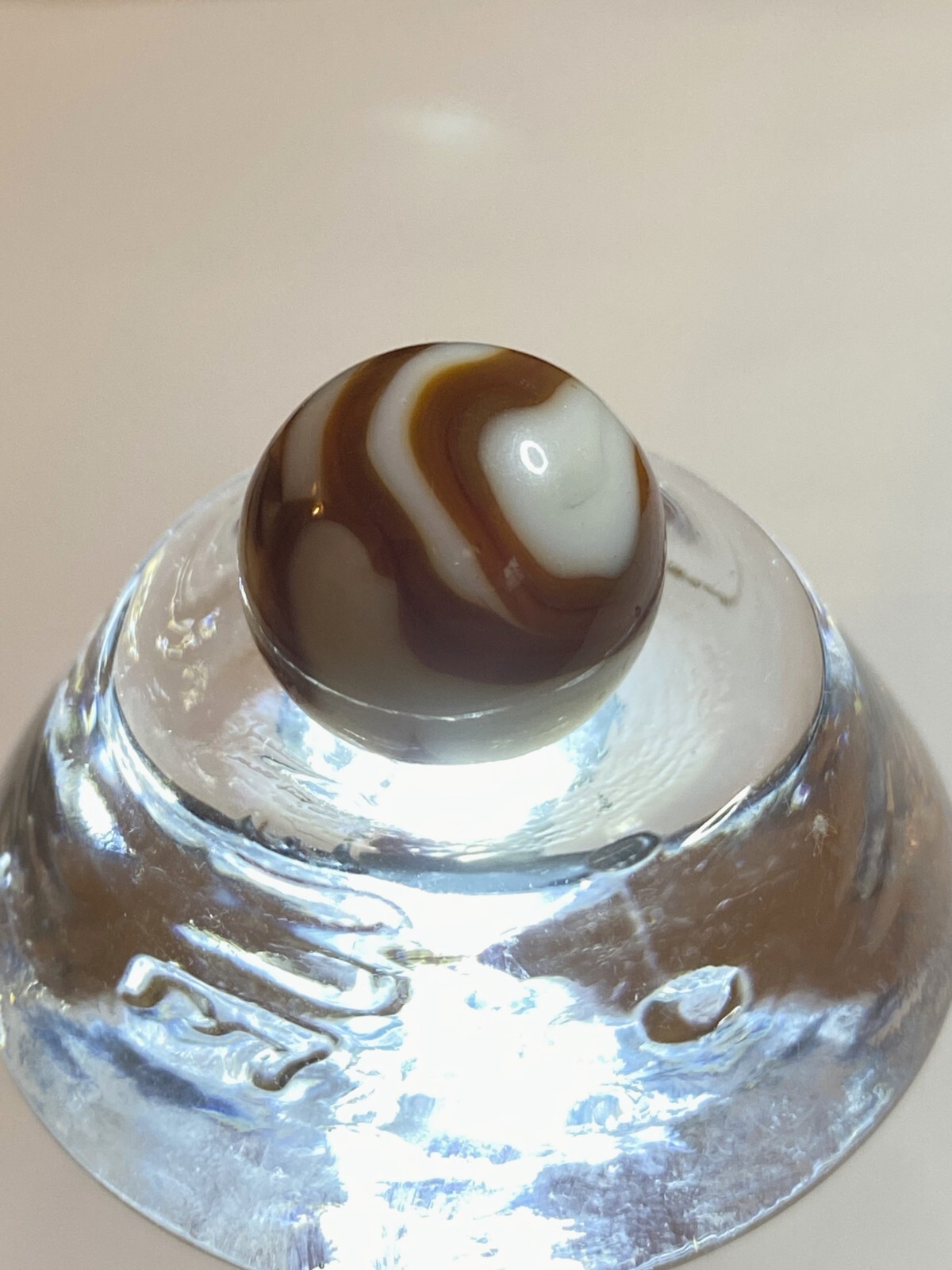ALLEY AGATE RARE MILK OPAQUE WITH OXBLOOD SWIRLS = ROBINS EEG ? .60″ NM+/- MO73