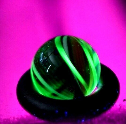 BRYAN TRILLAS HANDMADE GLASS MARBLE/.417″-RASTA CORKSCREW BLACKLIGHT-CHERRY,BLK+