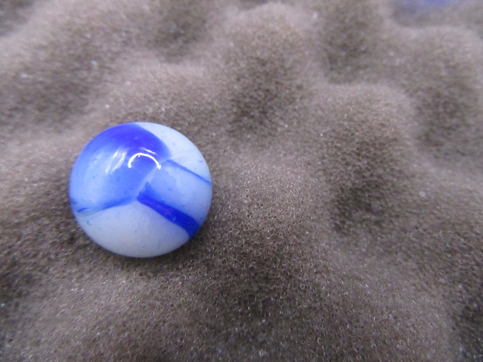 ANTIQUE PELTIER GLASS MARBLE. RAINBO BLUE 5/8″ UV Pre-1938