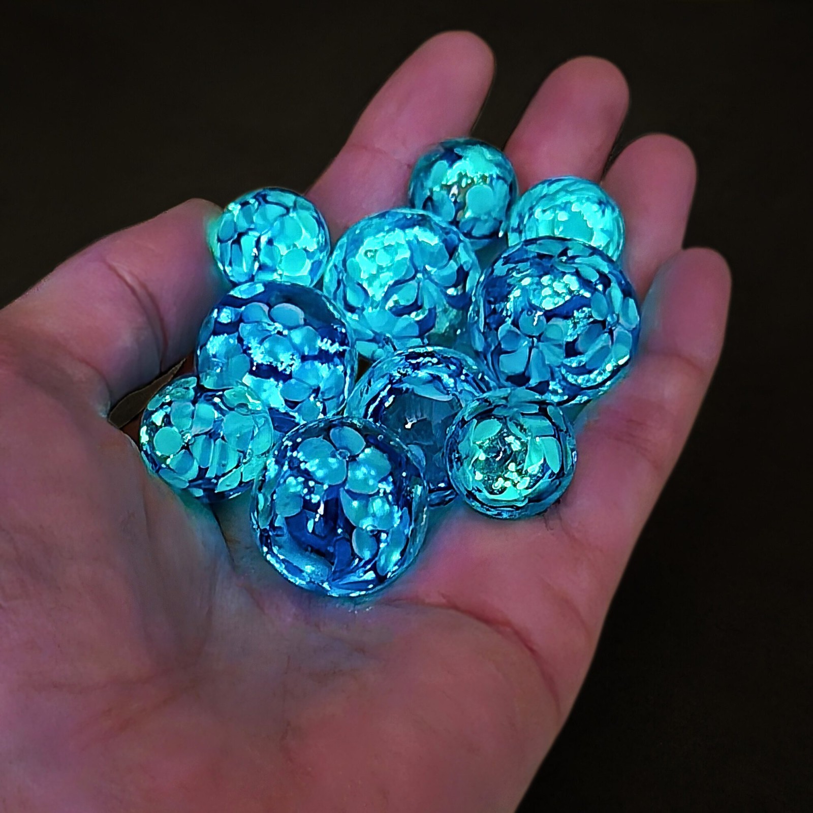 22mm ASTER Blue Flower GLOW IN THE DARK Handmade Glass Marble 7/8 SHOOTER +Stand