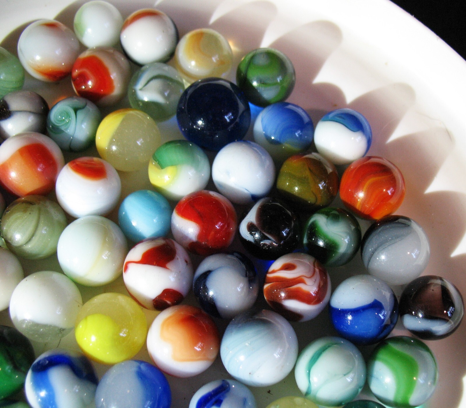 Vtg Lot of 90 Machine Made Marbles Various Makers Patches Swirls Moss Agates etc
