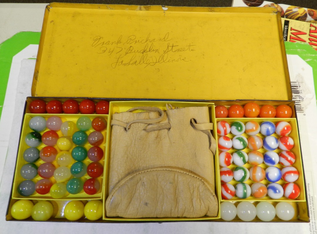 #20164m Very Nice Vintage Akro Agate Tin Number 200 With Marbles and Bag