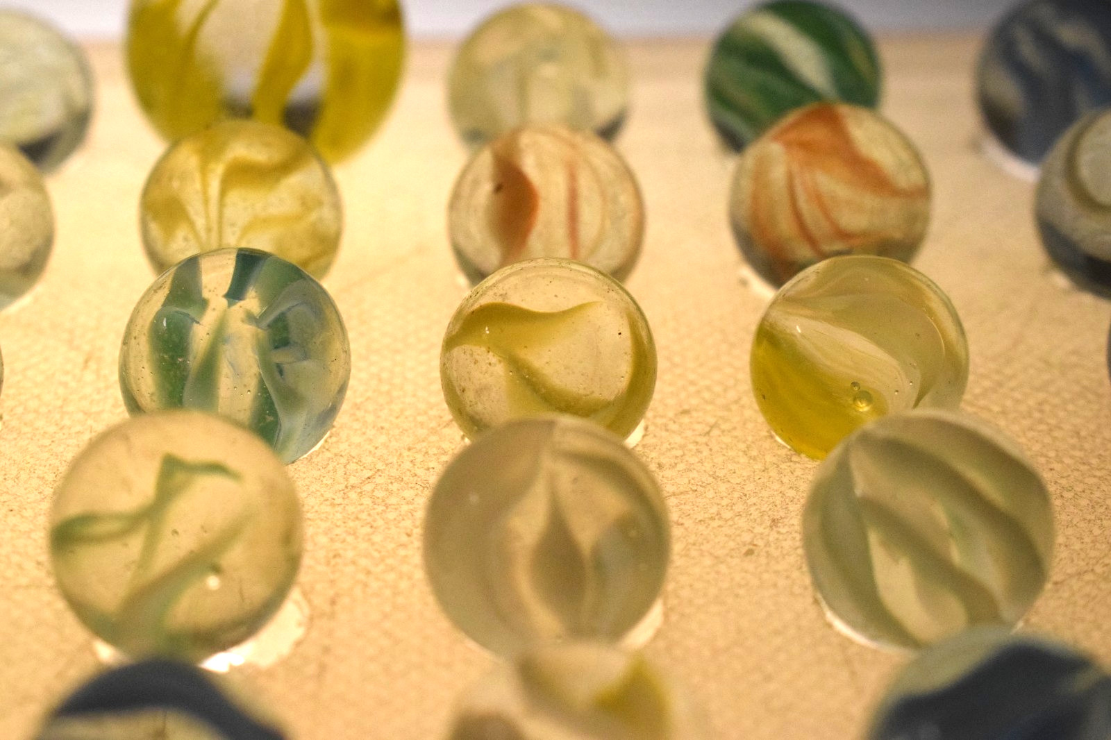 VITRO AGATE MARBLES CATS EYE 6 VEIN CAGE 69PC MIXED LOT PLUS ONE YELLOW SHOOTER