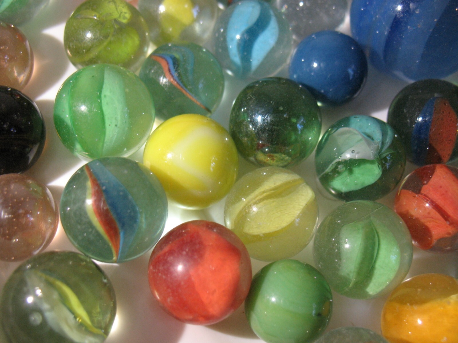 Vtg Lot of 150+ Marbles Including 6 Shooters .43-.52- 1.02″ Dia Mostly Catseyes