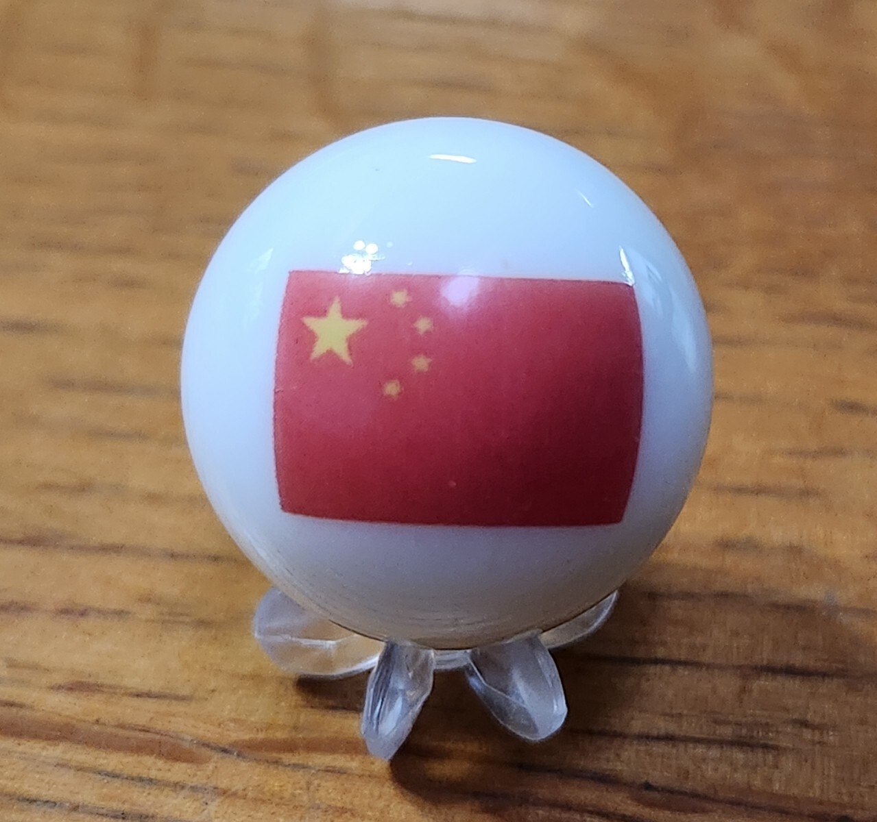 CHINESE FLAG WHITE GLASS MARBLE 1″ SHOOTER & STAND WORLD CUP SOCCER OLYMPICS