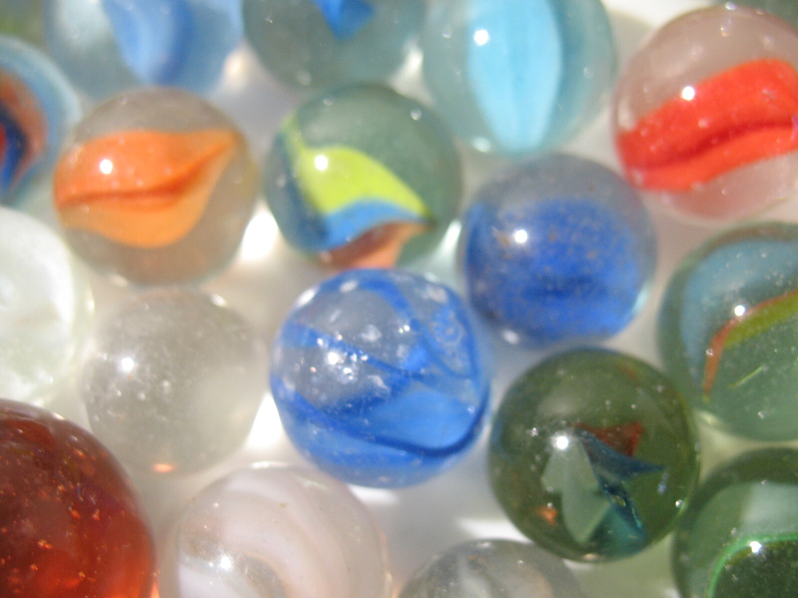 Vtg Lot of 150+ Marbles Including 6 Shooters .43-.52- 1.02″ Dia Mostly Catseyes