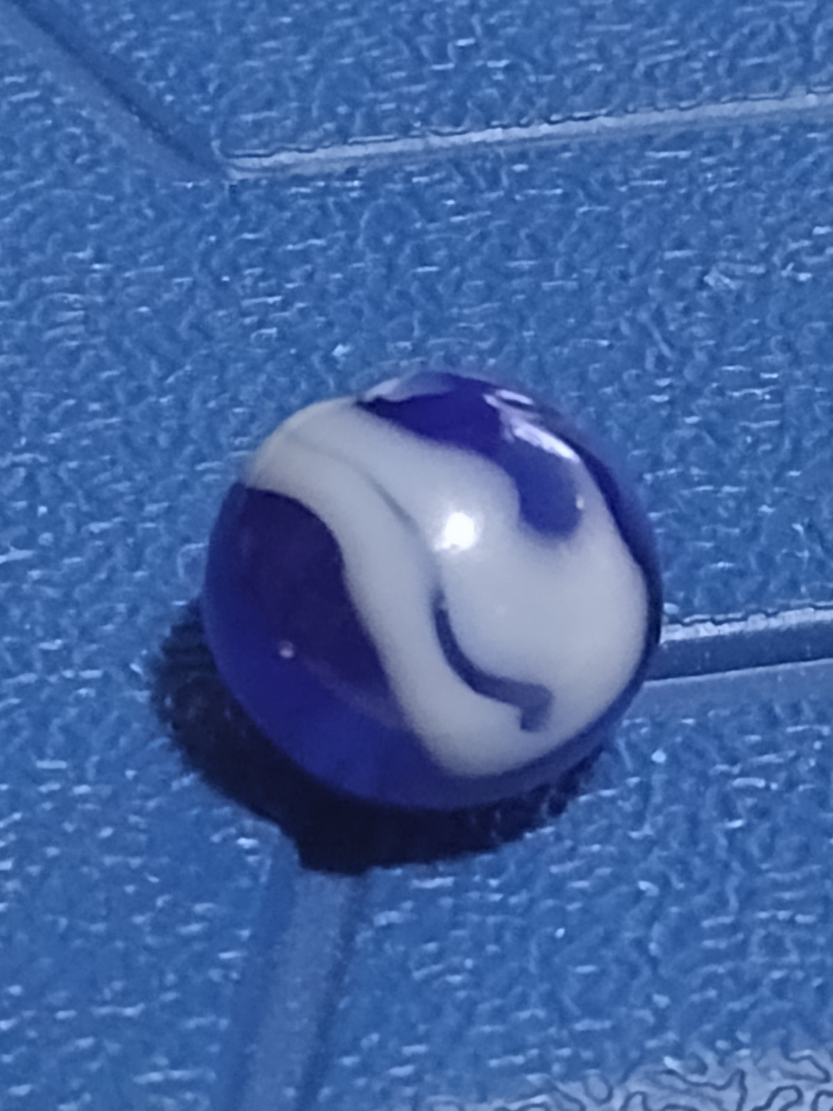 🎁Vintage Blue & White Swirl Marble .62 Very Good Condition