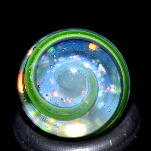 BRYAN TRILLAS GLASS MARBLE/.560″-WHITE & DICHROIC CORE W/BLACK& GREEN BLACKLIGHT
