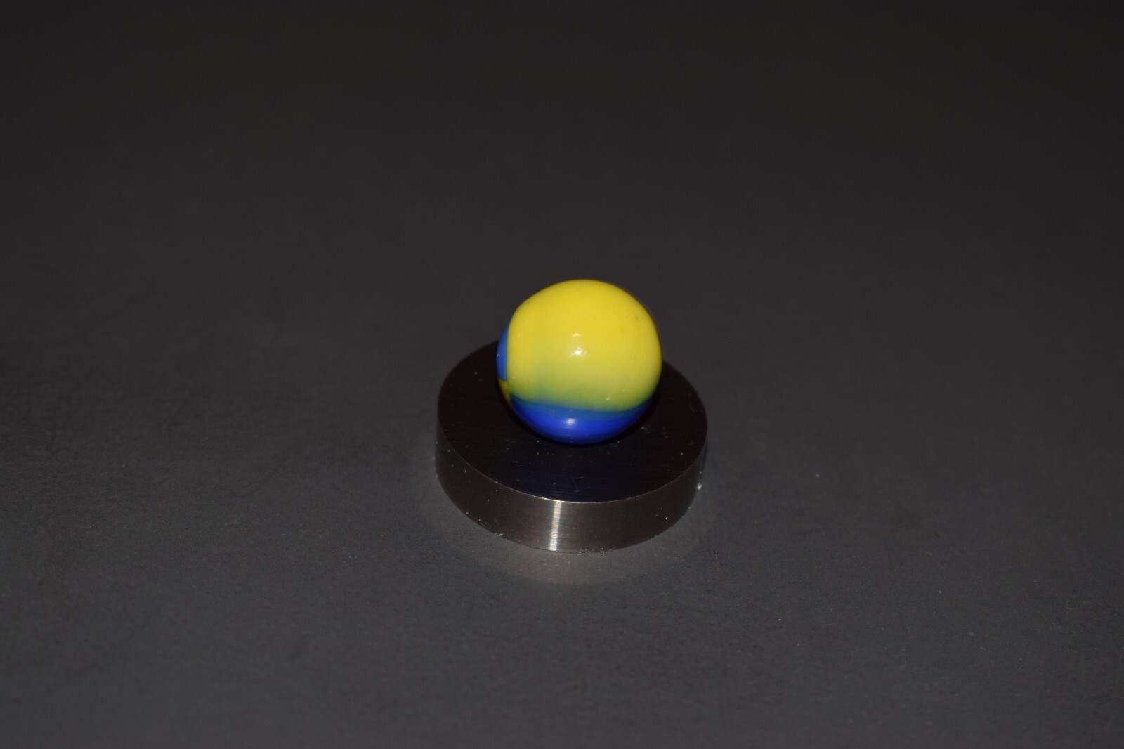 👲➖⏩Vintage Marble 👑 King Cub Scout 🔵🟡Toy Marble Size .593″=19/32″=15mm MINT⭐
