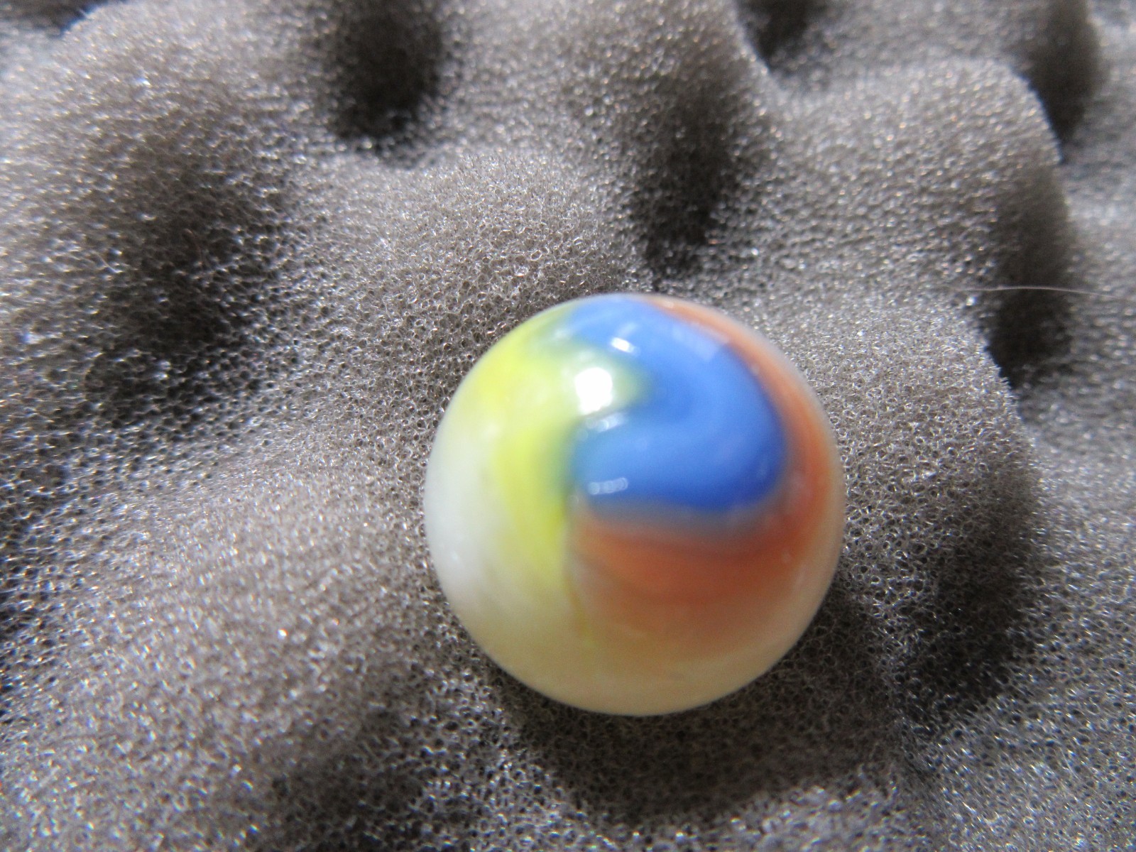 VINTAGE VITRO. Marble has a Blue Heart. w Yellow, White, Pink 21/32″