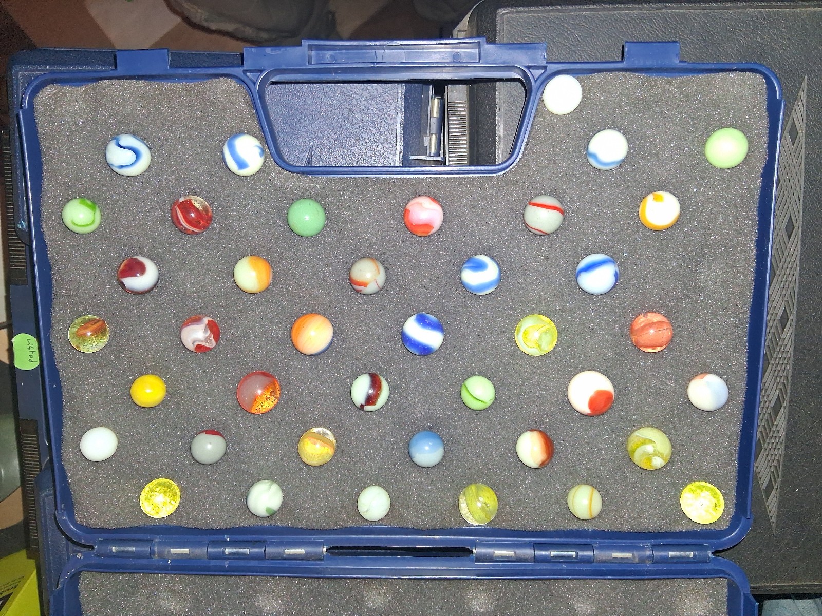 Vintage Mostly Flourescent Uranium UV Marbles W/ Case Akro Peltier Christensen ?