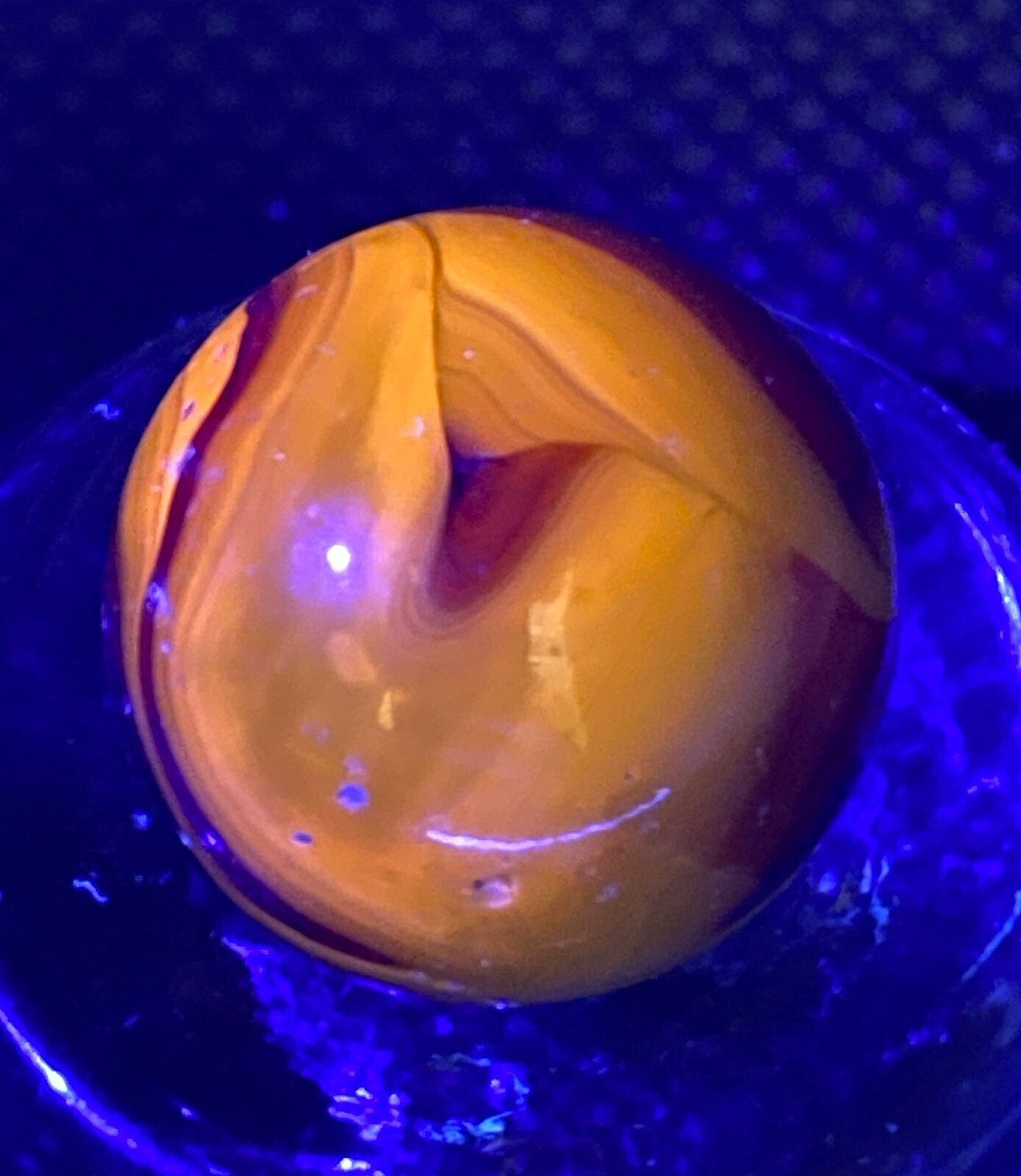 RARE ALLEY AGATE URANIUM ORANGE GLOW OXBLOOD FLEE BITES UV SHOOTER .66″ M643