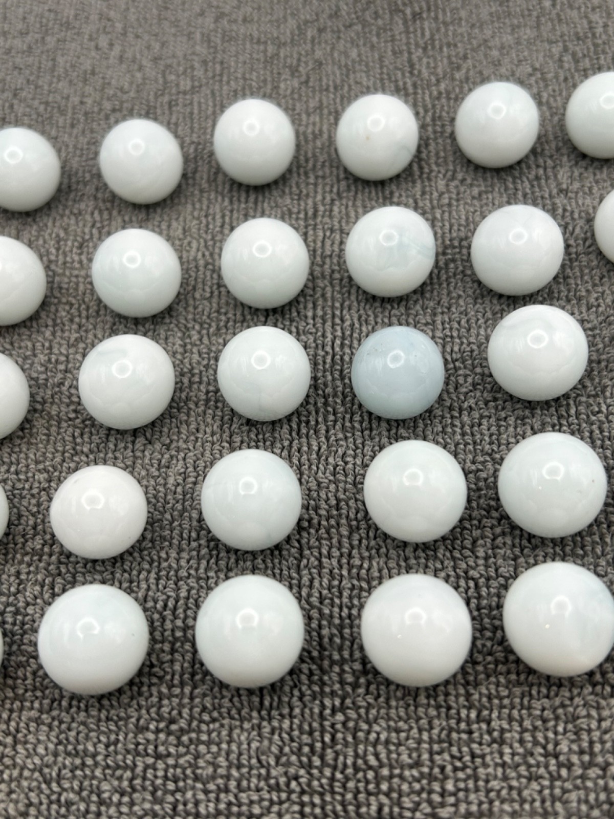 Lot of 50 Vintage White Glass Marbles Swirl Pattern Mixed Shades Approx 5/8″