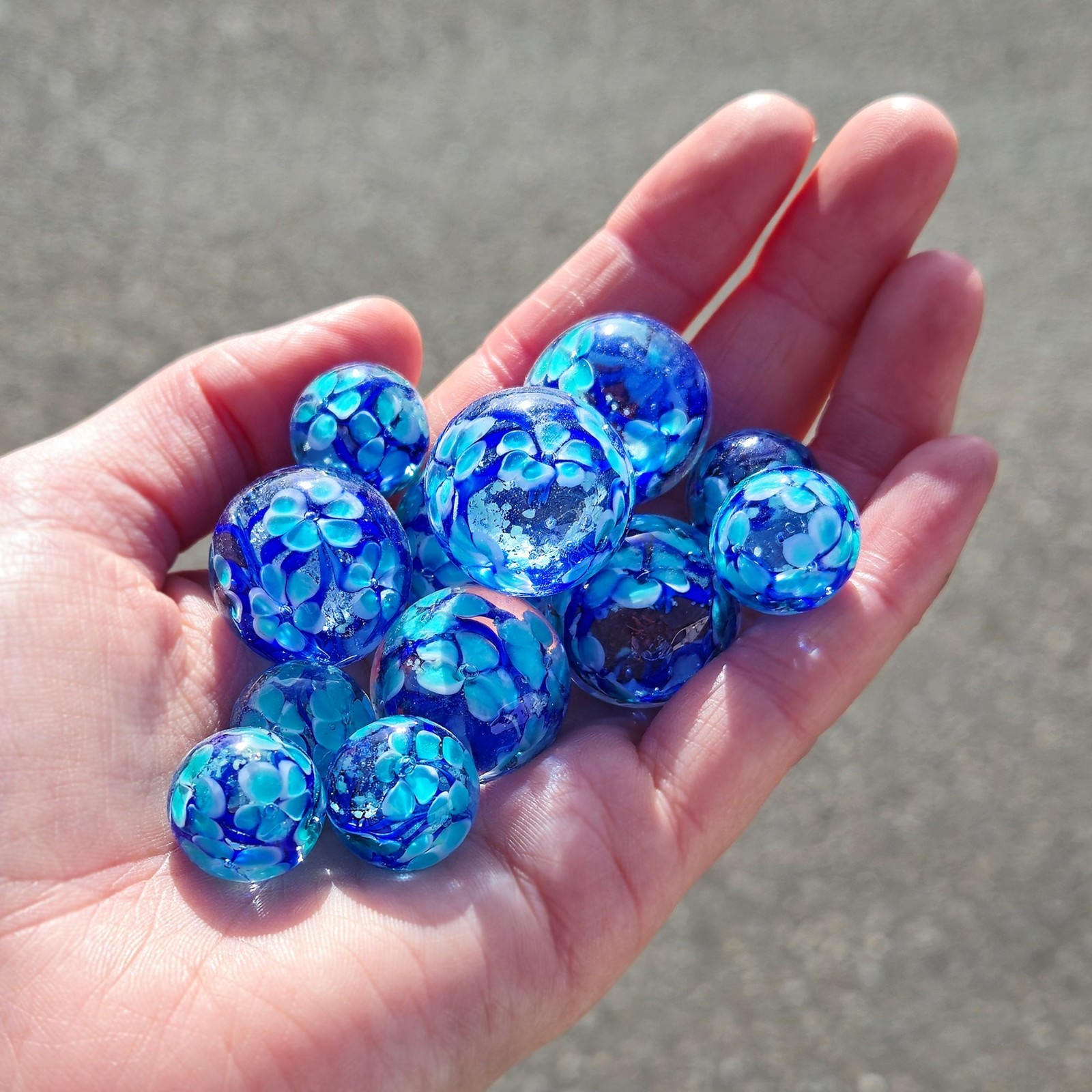 22mm ASTER Blue Flower GLOW IN THE DARK Handmade Glass Marble 7/8 SHOOTER +Stand