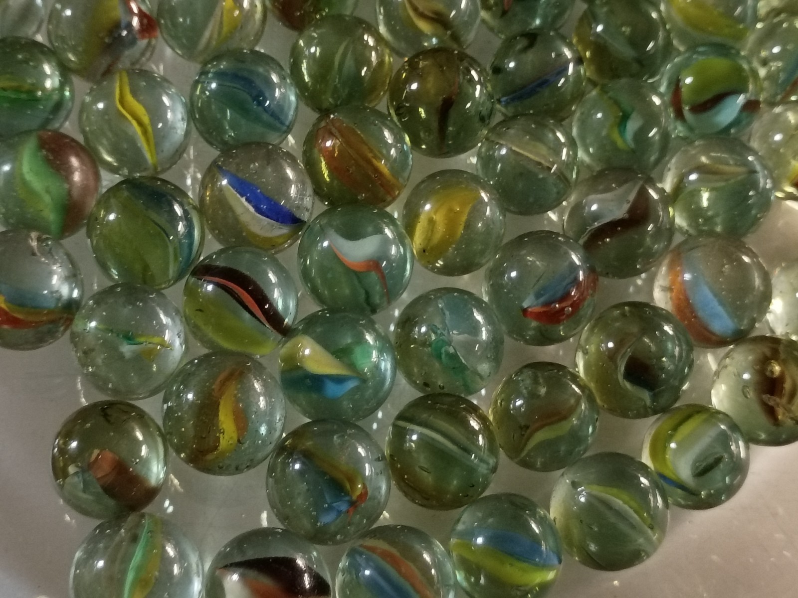 Lot of 100 (1 lb. 2 oz.) Vintage Clear Glass Cats Eyes Multi-Colored Mixed…