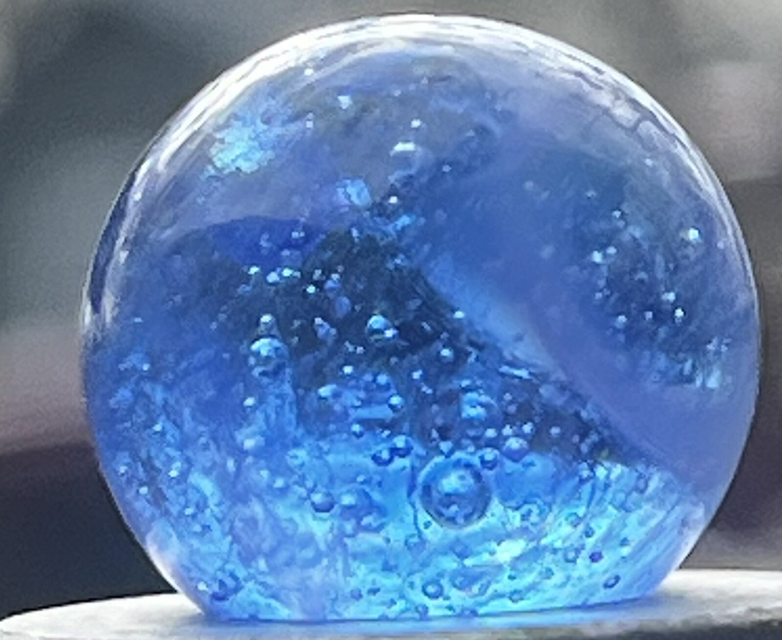 VTG PELTIER TRANSPARENT BUBBLY BLUE /WHITE SWIRL RAINBO 5/8” MARBLE