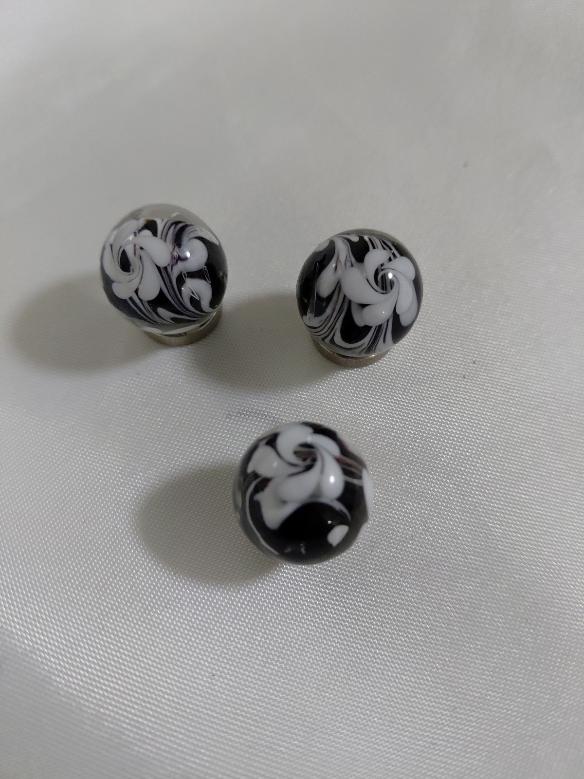 3 22mm HOCUS POCUS flower Handmade art glass BLACK/WHITE Marble 7/8″ w/stand