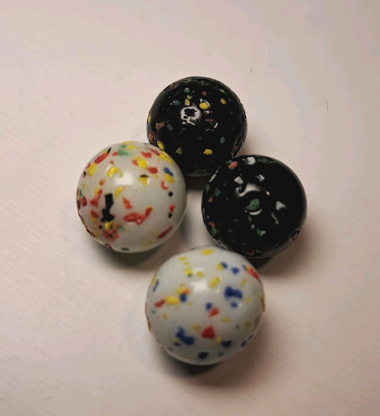 4 Vintage VacConfetti Glass Marbles 9/16″ Black/White Multi Color Speckled, Lot
