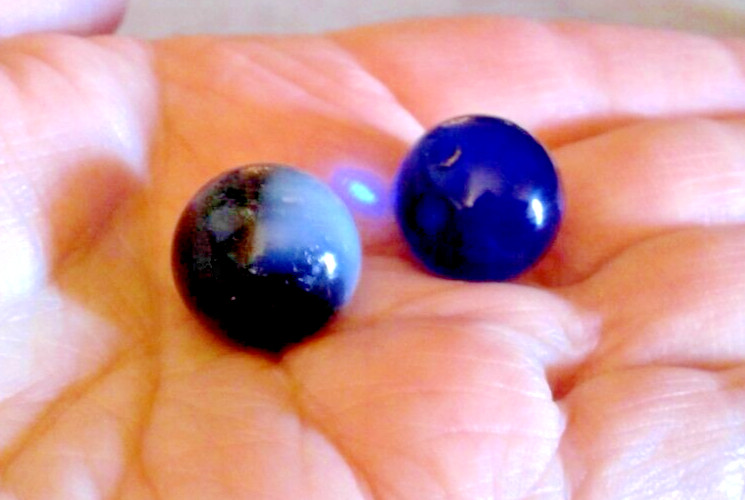 VINTAGE 1 COBALT BLUE &1 BLACK or DARK PURPLE & WHITE MARBLEs 5/8″ PONTIL AKRO?