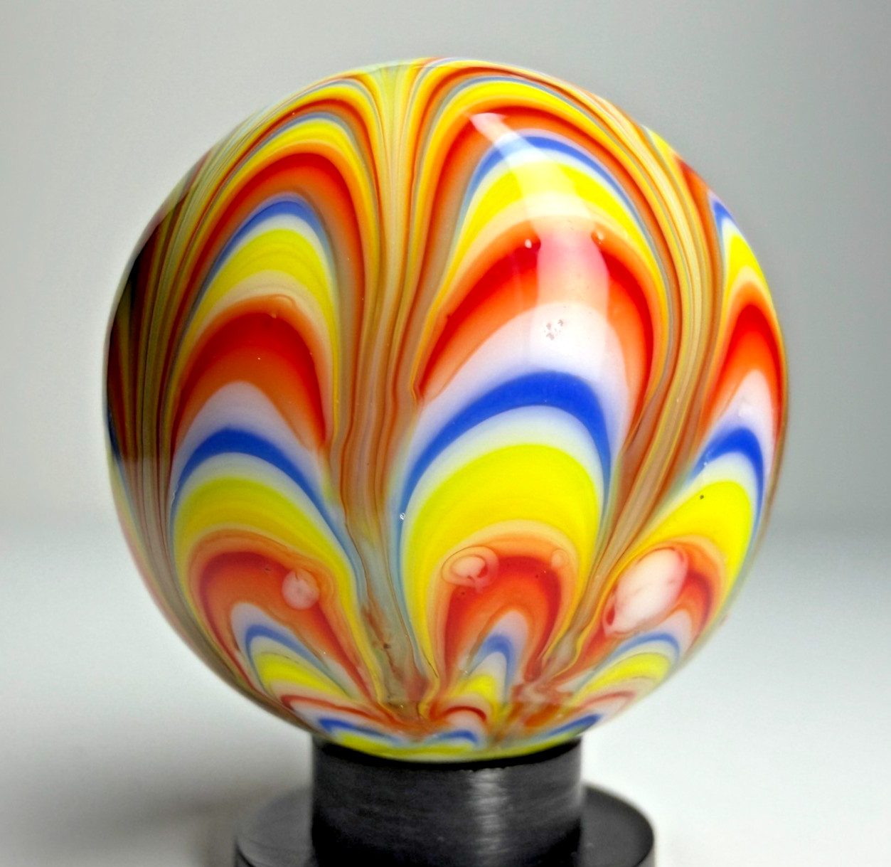25mm RAZZAMATAZZ Handmade Glass Marbles Large 1″ SHOOTER Superman Colors + Stand