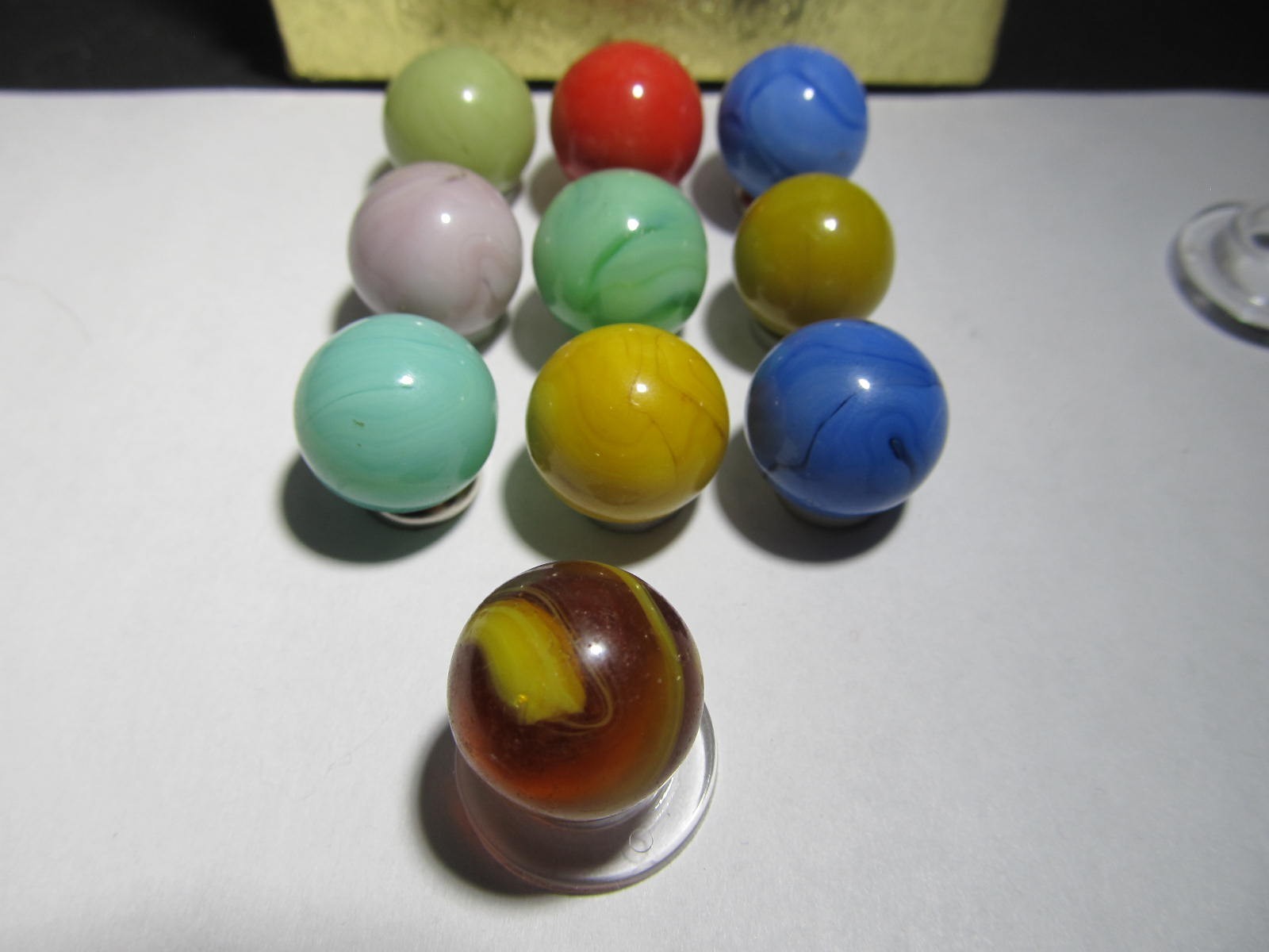 VINTAGE CHAMPION AGATE BRIGHT COLORFUL SWIRL MARBLES & AKRO AMBER & YELLOW CORK