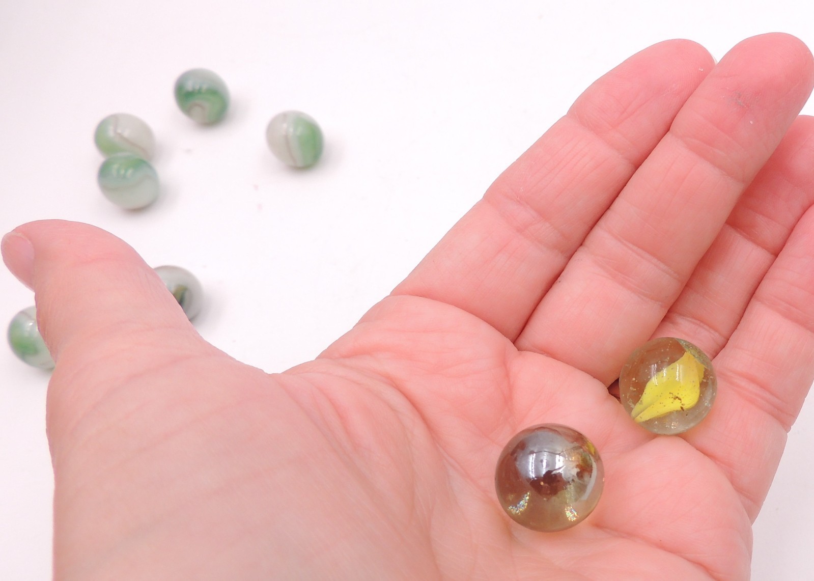 Lot: 10 Vintage Akro Agate Peltier Swirl Glass Marble Banana Cats Eye Conqueror