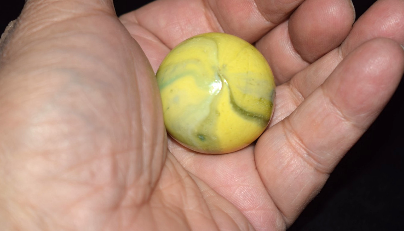 👴👵➖⏩ HTF OLD Retired VACOR EGG🟡YOKE Collectors marble🦶Toebreaker size 1.375″