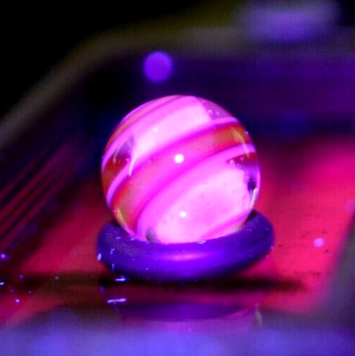BRYAN TRILLAS GLASS MARBLE/.560″-VIOLET BLACKLIGHT W/YELLOW & RED RIBBONS-FAST