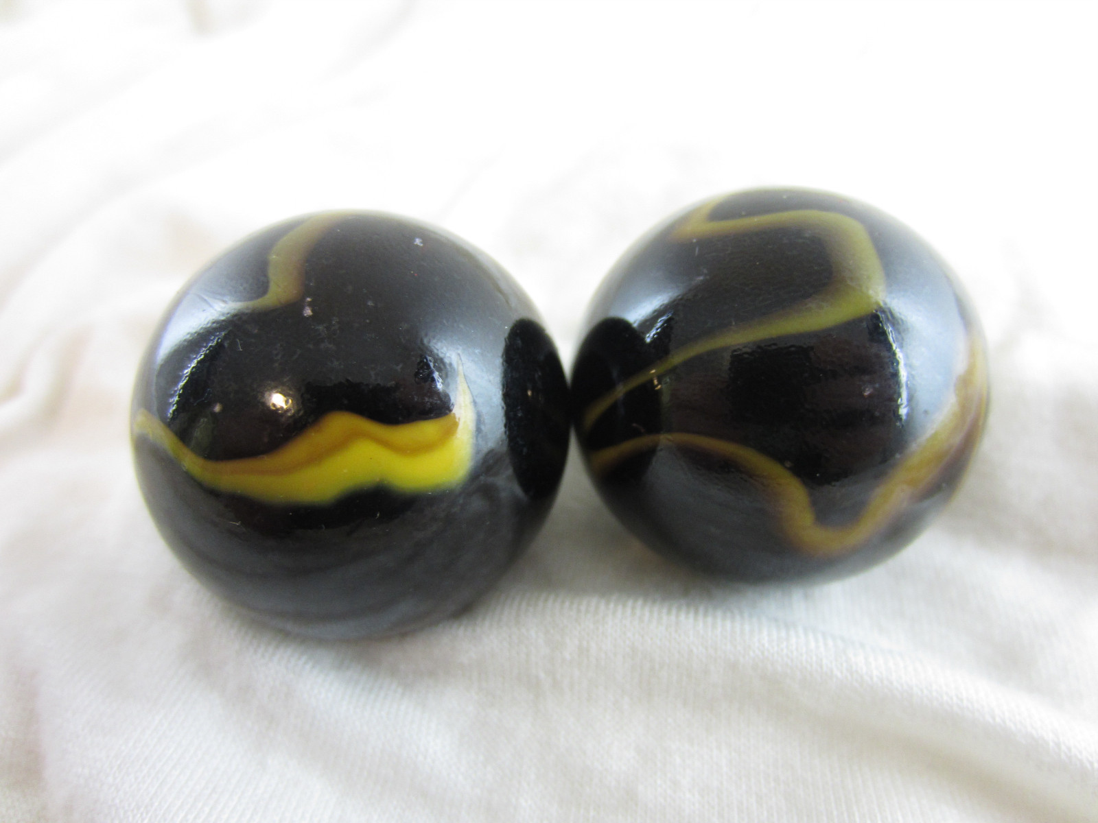 2 BOULDERS 35mm POISON DART FROG Marbles Black/Yellow Swirl glass LARGE HUGE