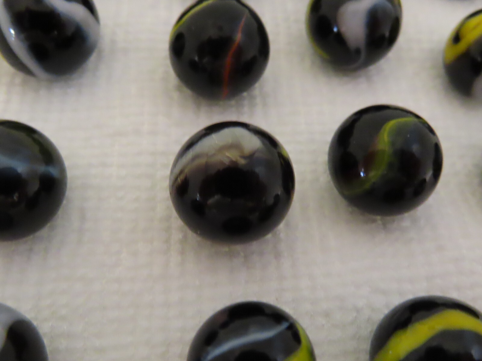 Raven Marbles Black/White/Yellow 20 Count