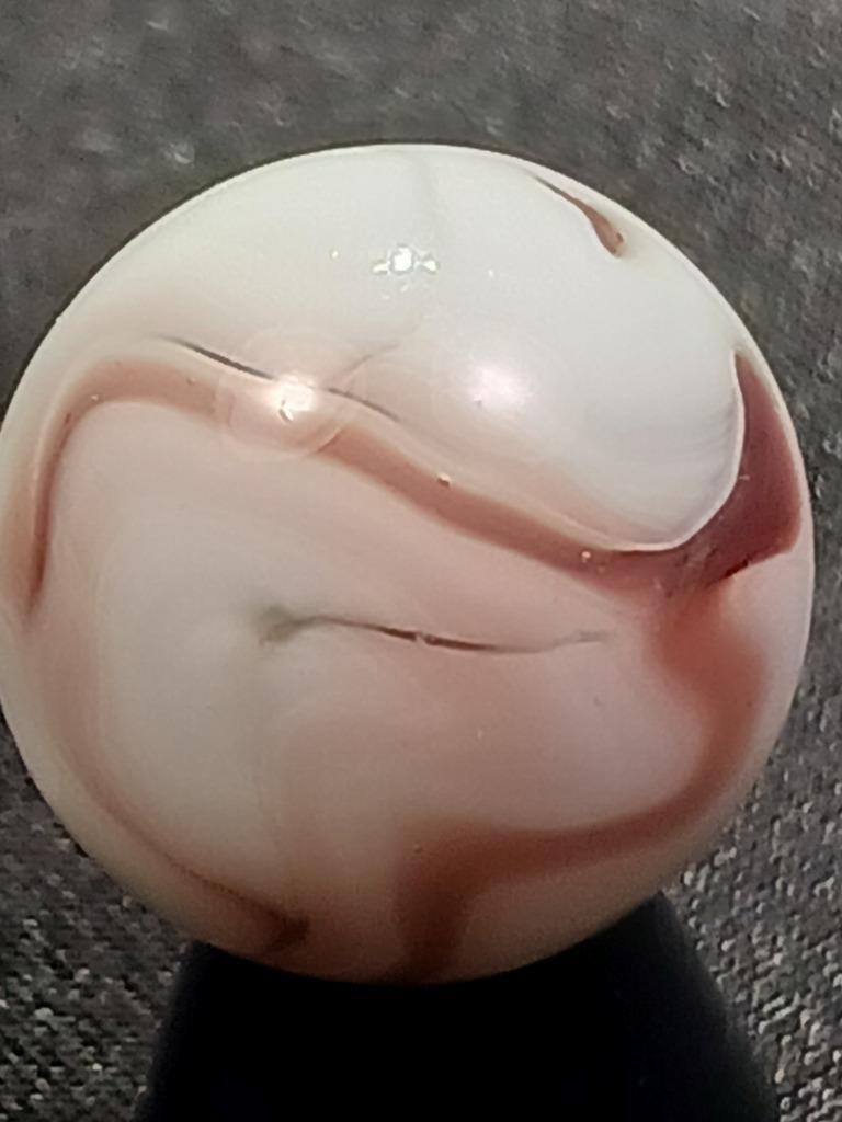 Alley Agate .56″ Light Brown to Lilac on Snow White Near Mnt Serious Marble A335