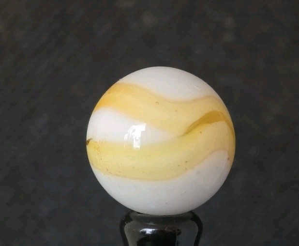 VINTAGE CAIRO NOVELTY YELLOW & WHITE SWIRL MARBLE 0.61″ MINT-