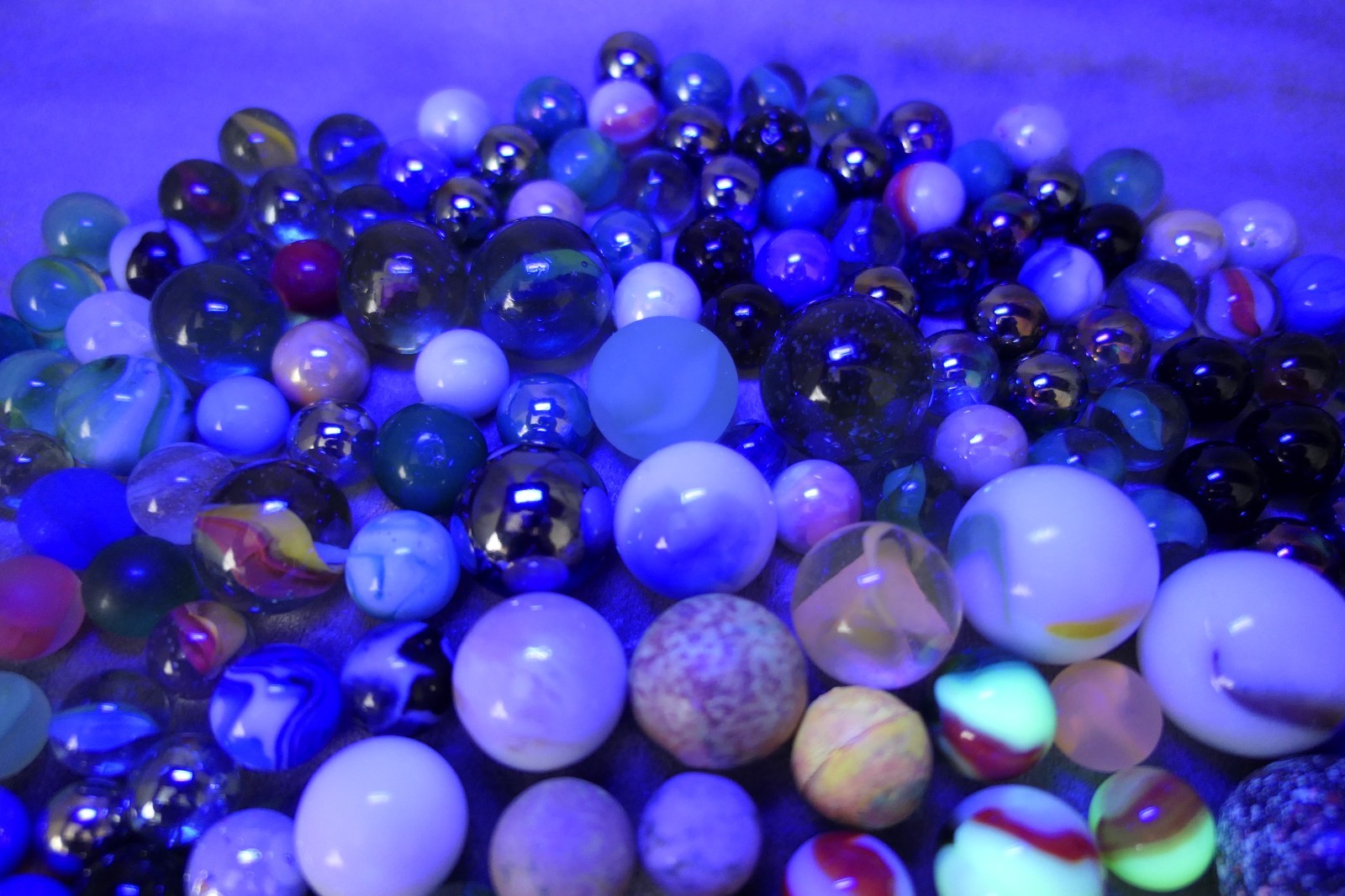 Lg Lot Vtg Marbles – Mixed Clay, Glowing, Cats Eyes, Solids, Shooters, Swirls