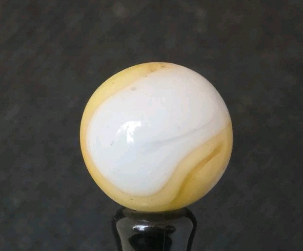 VINTAGE CAIRO NOVELTY YELLOW & WHITE SWIRL MARBLE 0.61″ MINT-