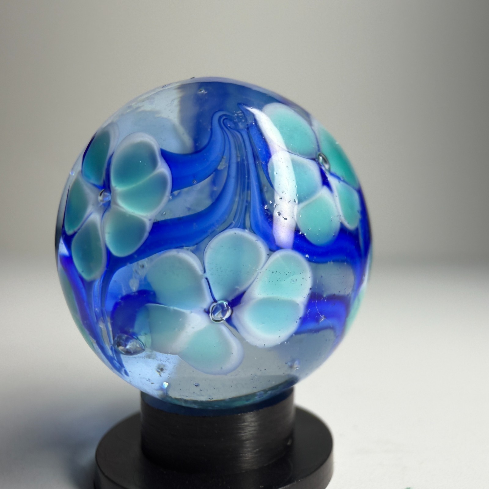 22mm ASTER Blue Flower GLOW IN THE DARK Handmade Glass Marble 7/8 SHOOTER +Stand