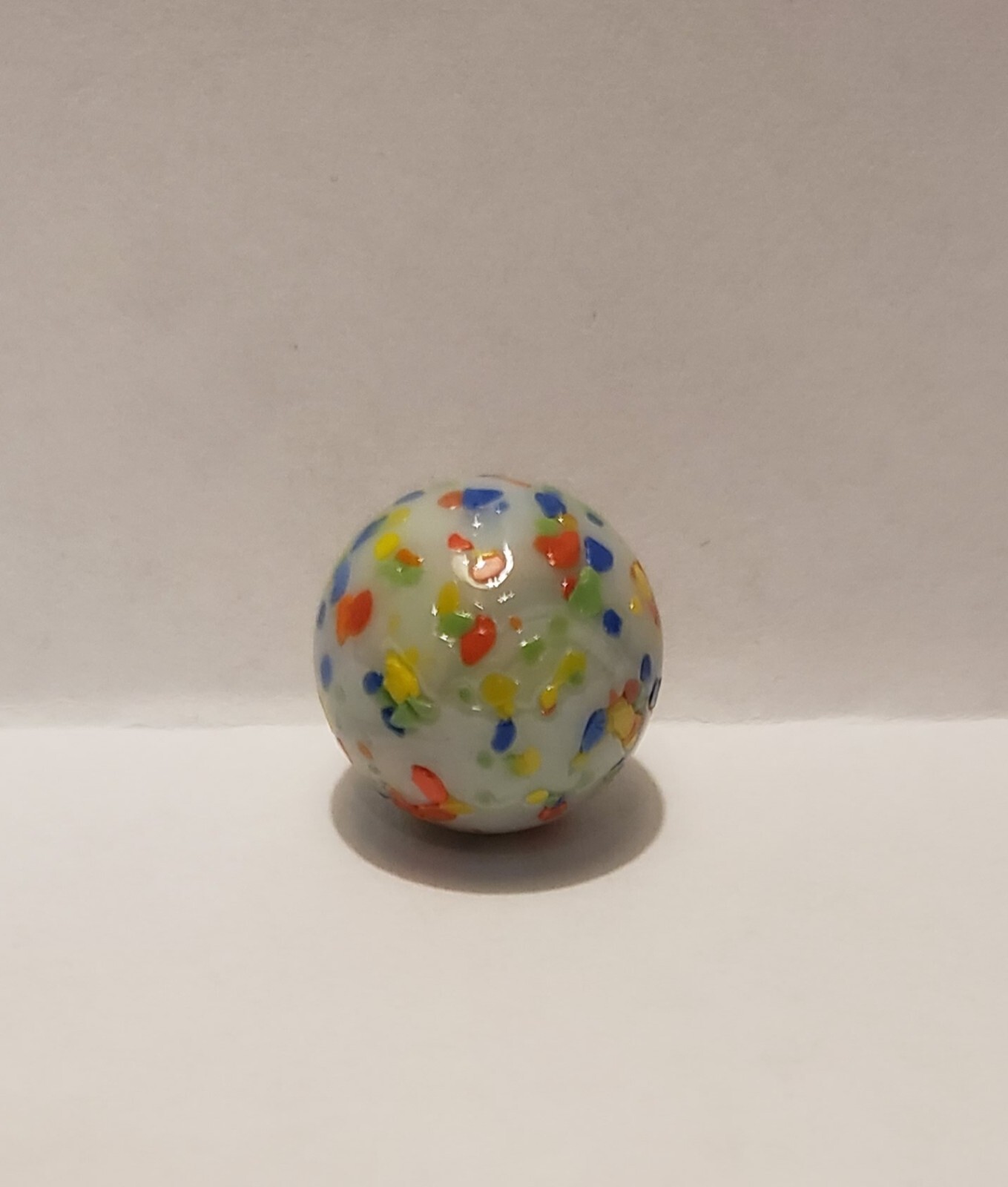 VINTAGE WHITE SPECKLED COLORFUL CONFETTI GLASS MARBLE SEA GLASS? PRETTY