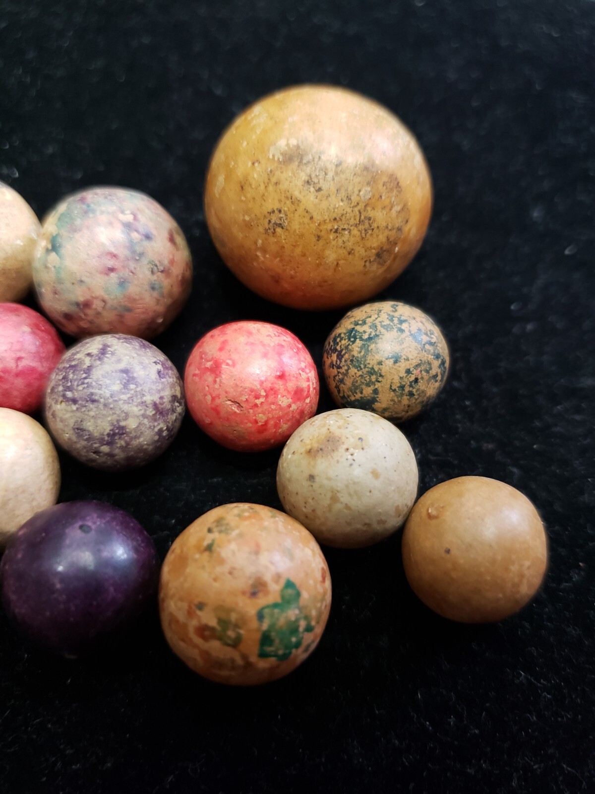 16 ANTIQUE CLAY MARBLES LARGEST 27MM