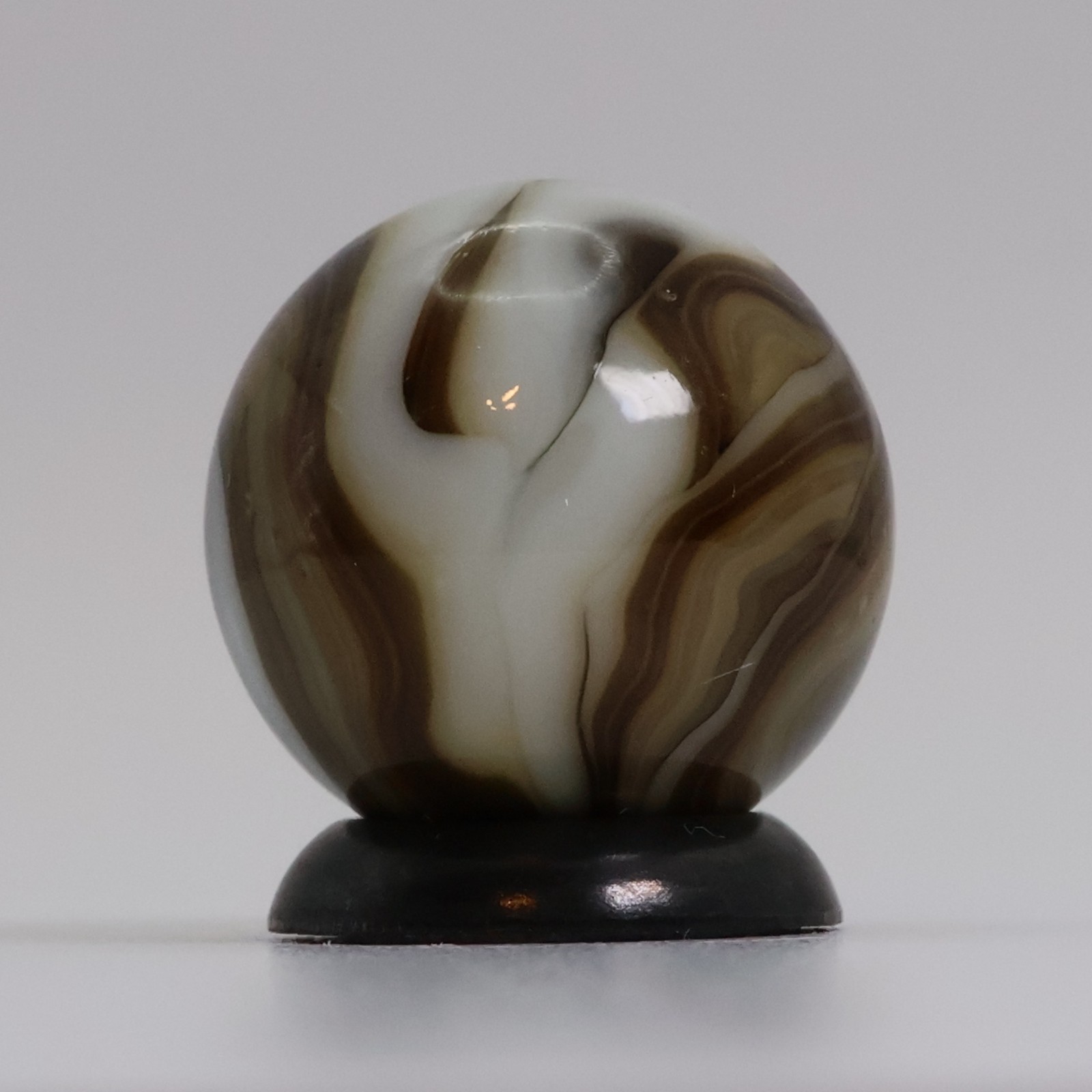 5/8″ Swirl Marble Busy Pattern White & Brown NM+