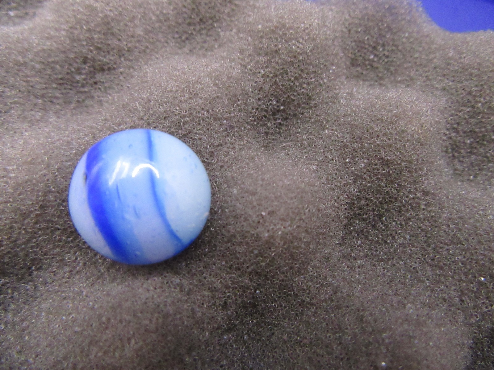 ANTIQUE PELTIER GLASS MARBLE. RAINBO BLUE 5/8″ UV Pre-1938