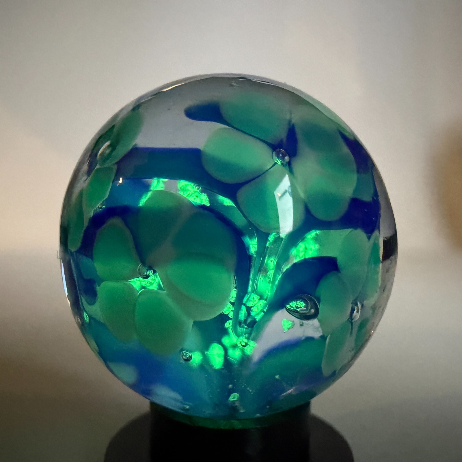 22mm ASTER Blue Flower GLOW IN THE DARK Handmade Glass Marble 7/8 SHOOTER +Stand