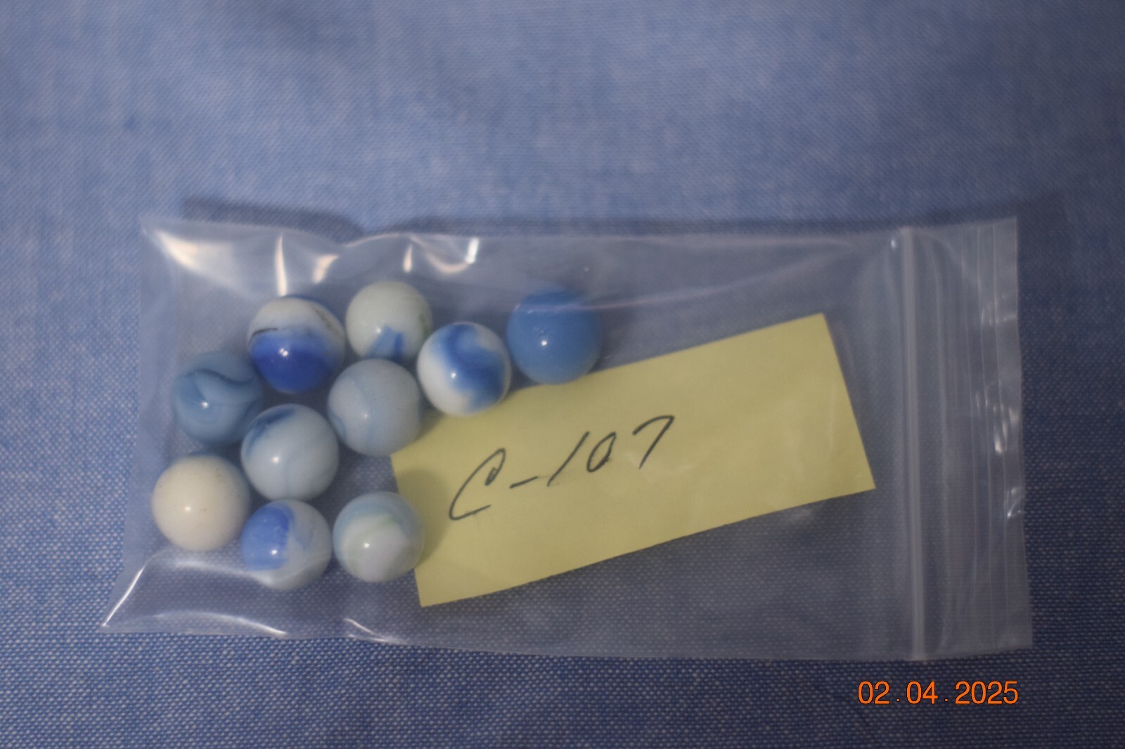 Vintage Lot 10 MARBLES 15 mm .6 in. White Blue C107